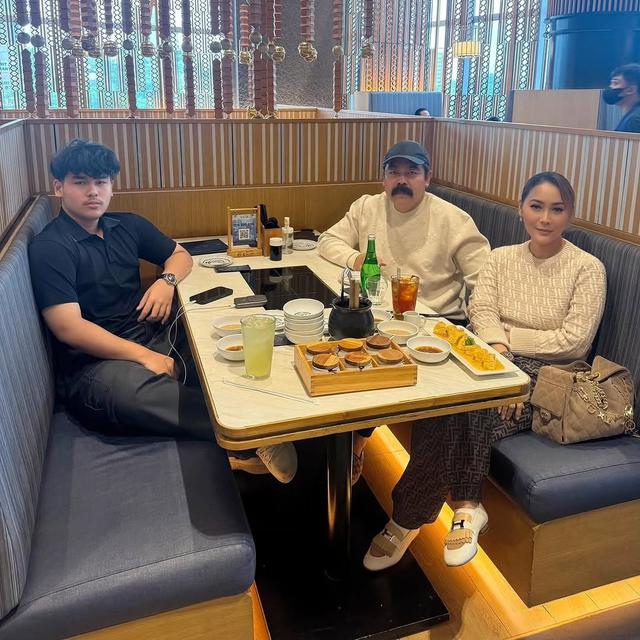 6 Potret Inul Daratista dan Ivander yang beda usia 30 tahun, anak beranjak dewasa disebut brondong