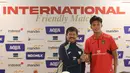 Pelatih Indra Sjafri bersama pemain belakang Timnas Indonesia U-22, Kadek Arel, berpose depan media pada sesi konferensi pers jelang pertandingan uji coba melawan Mali, Jakarta, Jumat (14/11/2025). Timnas Indonesia U-22 akan melakoni dua laga uji coba melawan Mali. (Bola.com/Abdul Aziz)