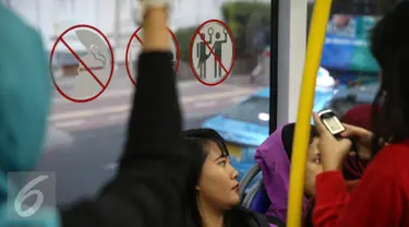 Penumpang wanita saat naik bus Transjakarta, Selasa (8/9/2015). PT Transportasi Jakarta (Transjakarta) telah membentuk Tim Pengamanan Operasional untuk mengatasi kejahatan dan pelecehan seksual guna memberi rasa aman penumpang.(Liputan6.com/Faizal Fanani)