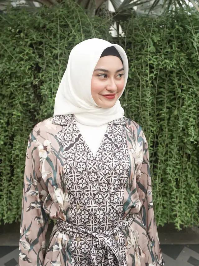 7 Pesona Memes Prameswari Saat Pakai Hijab Ini Banjir Pujian