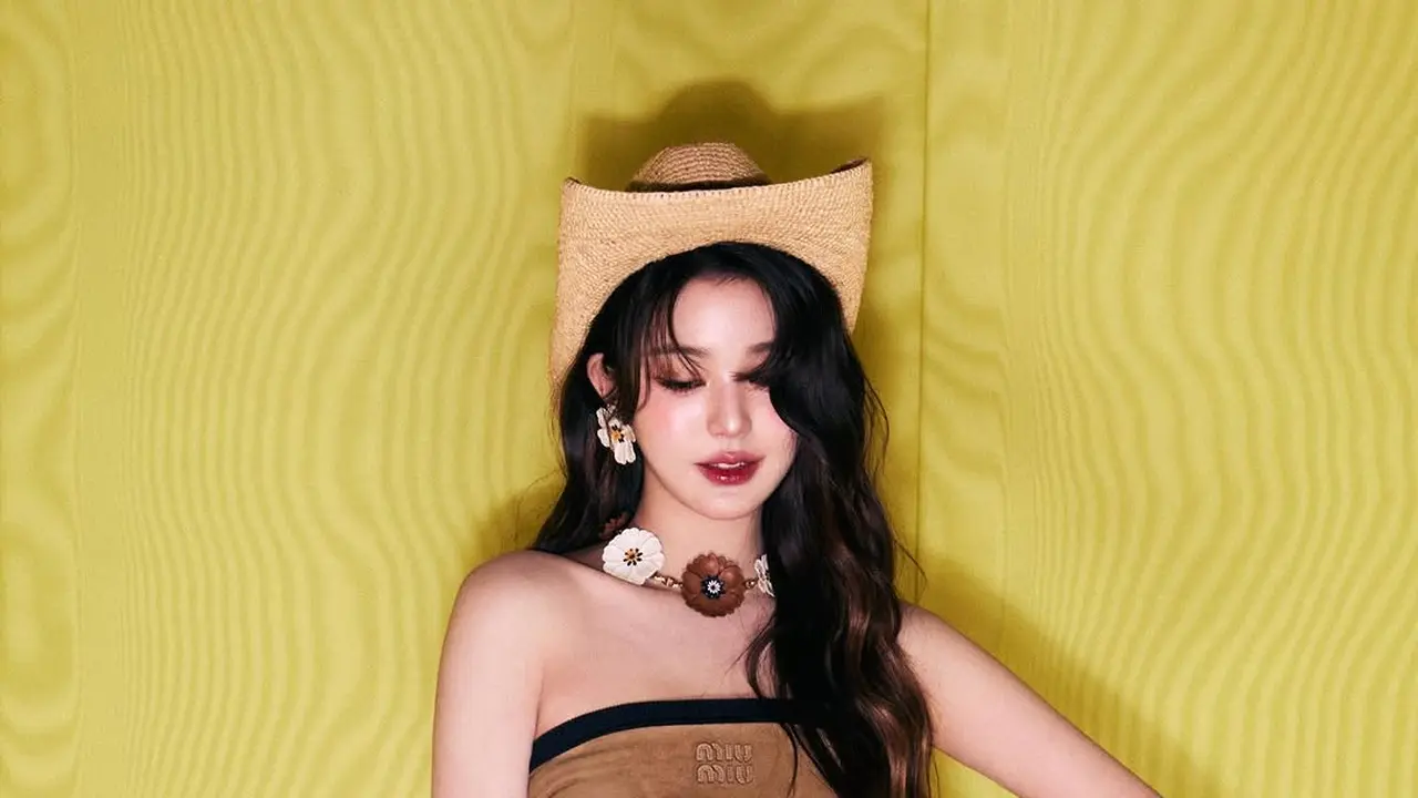 Jang Wonyoung Tampil Stunning dengan Gaya Cowgirl di Paris Fashion Week