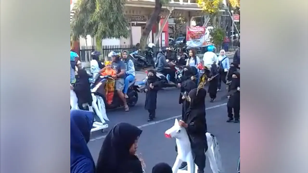Pawai anak-anak dengan menggunakan kostum layaknya kelompok sipil bersenjata di Probolinggo