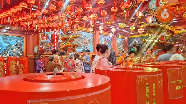 Suasana Imlek di dalam Vihara Widhi Sakti Kota Sukabumi (Liputan6.com/Fira Syahrin).