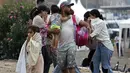 Para Imigran  menyelamatkan diri di lokasi bentrokan dekat Fnideq, di perbatasan Maroko-Spanyol, Jumat, 31 Juli 2026. (AFP/  Abdel Majid Bziouat)