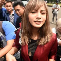 Rumah tangga Kirana Larasati dan Tama Gandjar resmi berakhir setelah Majelis Hakim Pengadilan Agama Jakarta Selatan memutuskan cerai secara Verstek, pada Kamis (13/7/2017). (Nurwahyunan/Bintang.com)