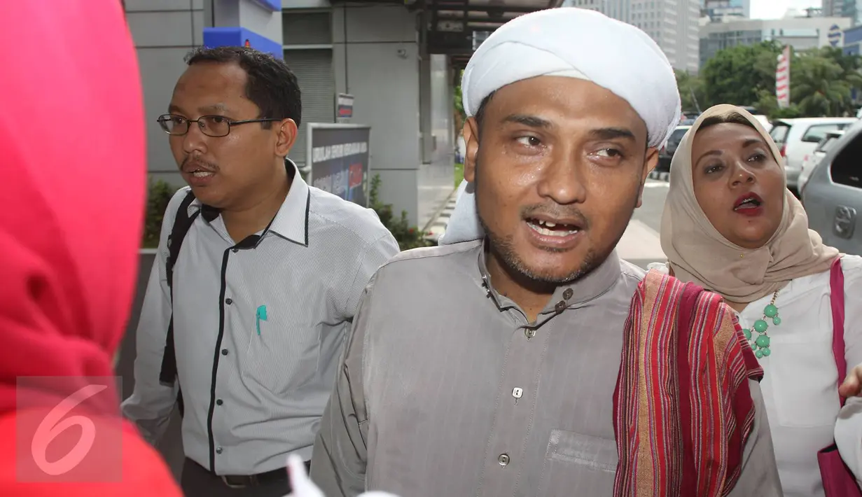 Sekjen Dewan Syuro DPD FPI DKI Jakarta Novel Bamukmin menyambangi Sentra Pelayanan Kepolisian Terpadu (SPKT) Polda Metro Jaya, Jakarta, Kamis (5/1). Kedatangannya untuk melaporkan Ahok atas pencemaran nama baik. (Liputan6.com/Immanuel Antonius)