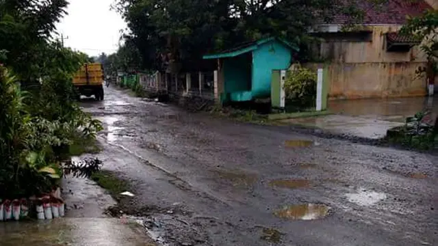 Jalan empat desa menuju Bukit Ciwuni rusak total akibat dilintasi kendaraan pengangkut batu border. (Foto: Liputan6.com/Kasino/Muhamad Ridlo)