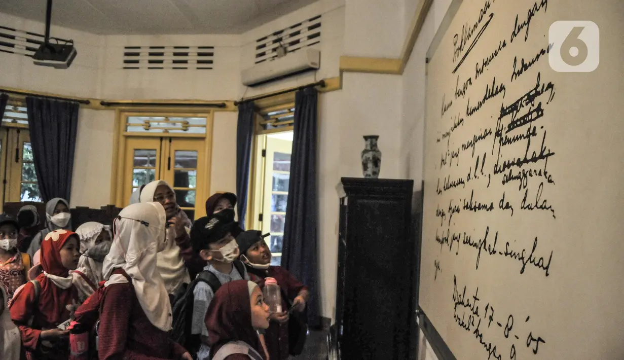 Pengunjung melihat koleksi saat berwisata sejarah di Museum Perumusan Naskah Proklamasi, Menteng, Jakarta Pusat, Selasa (16/8/2022). Menjelang perayaan HUT Kemerdekaan RI, rumah bersejarah yang menjadi saksi bisu terciptanya naskah Proklamasi itu ramai dikunjungi, baik anak-anak maupun orang dewasa untuk lebih dekat tentang perjalanan lahirnya Indonesia. (merdeka.com/qbal S Nugroho)