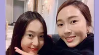 Krystal tampak asyik menghabiskan tahun barunya bersama sang kakak, Jessica. (dok. Weibo @SY__Jessica/Esther Novita Inochi)