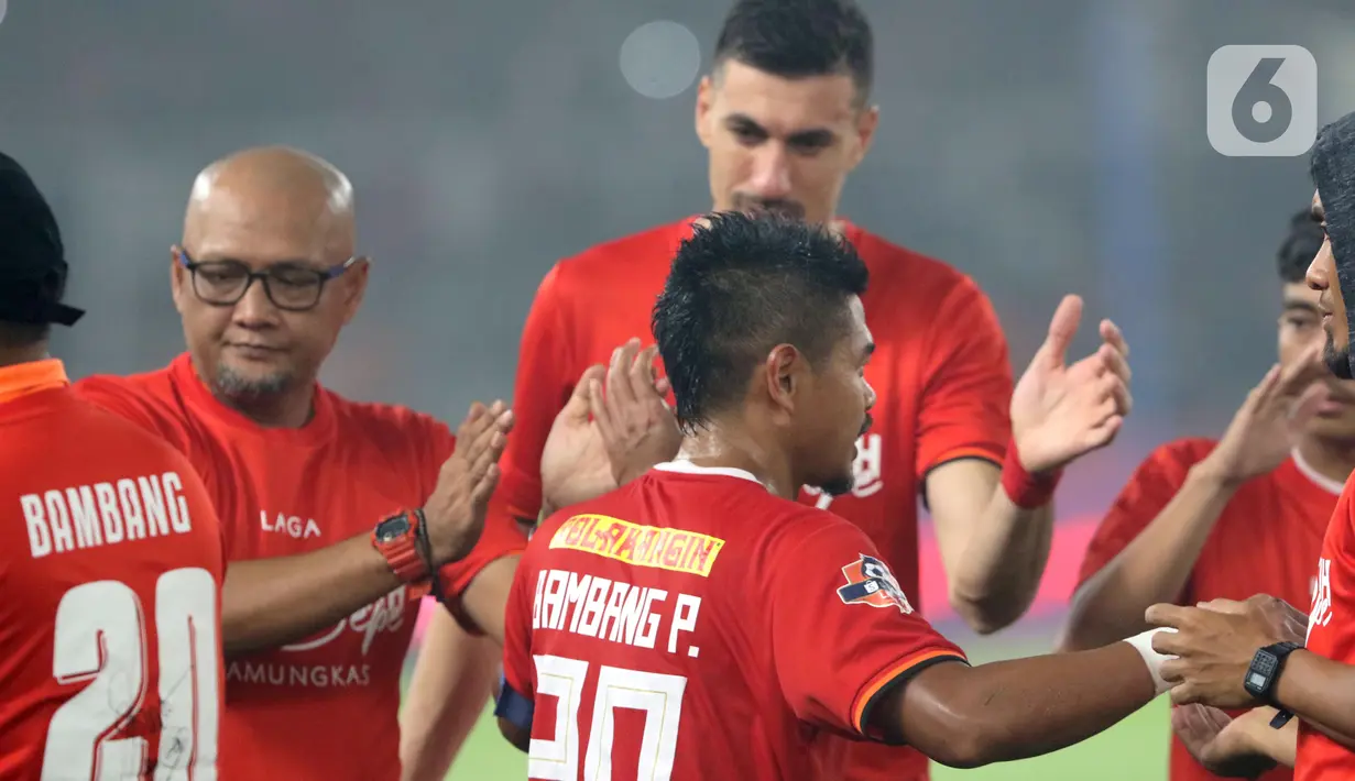 Pemain Persija, Bambang Pamungkas usai melawan Persebaya pada Shopee Liga 1 Indonesia di Stadion Utama Gelora Bung Karno Jakarta, Selasa (17/12/2019). Laga melawan Persebaya menjadi pertandingan terakhir Bambang Pamungkas sebagai pesepakbola profesional. (Liputan6.com/Helmi Fithriansyah)