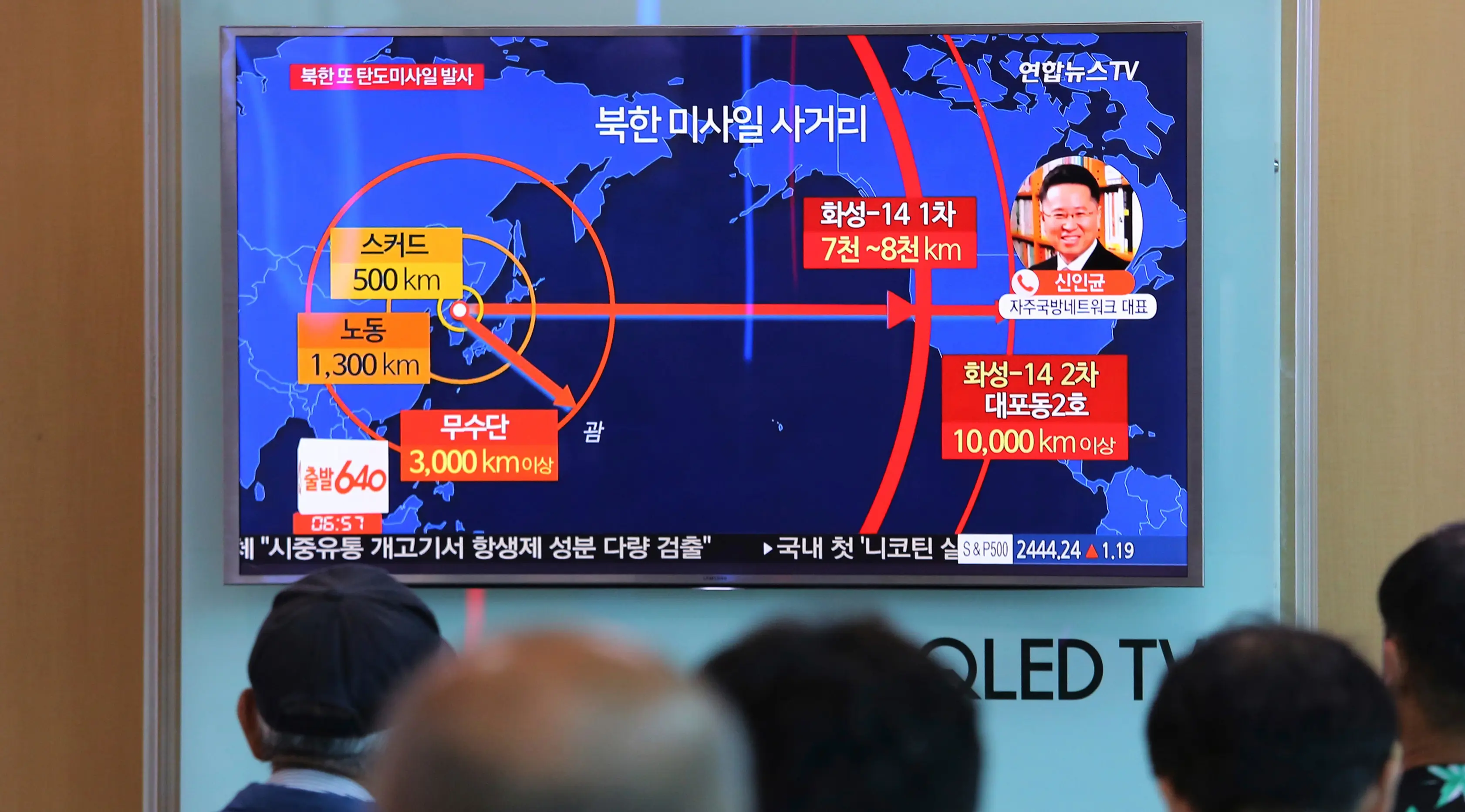 Warga Korea Selatan menonton berita TV yang melaporkan peluncuran rudal Korea Utara di Stasiun Kereta Seoul, Selasa (29/8). Korut menembakkan satu rudal balistik melewati pulau Hokaido sebelum akhirnya jatuh di Samudera Pasifik. (AP/Ahn Young-joon)