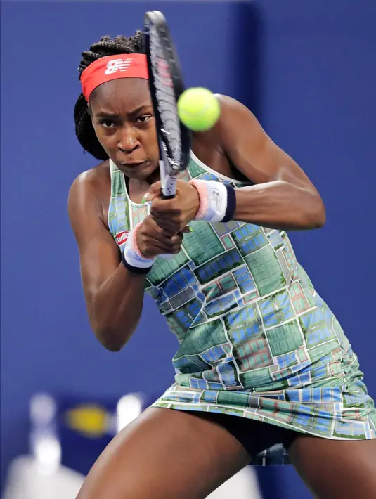 Petenis berusia 15 tahun Coco Gauff mengembalikan bola tembakan Timea Babos saat bertanding dalam putaran kedua turnamen tenis AS Terbuka di New York, AS, Kamis (29/8/2019). Coco Gauff mengalahkan Timea Babos dalam waktu 2 jam 21 menit. (AP Photo/Charles Krupa)