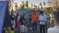 Syamsuddin Karlos dan Baharuddin BJ Karaeng Nai mengunjungi korban kebakaran di Kalimporo (Liputan6.com/Fauzan)