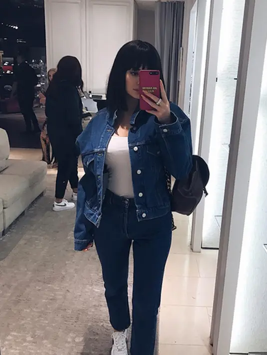 “Hal ini terjadi begitu cepat, namun bagi Kylie Jenner, berpacaran dengan Travis Scott sungguh berbeda dengan para laki-laki yang lain. Ia (Kylie) begitu jatuh cinta dan sangat antusias,” tambah sumber. (Instagram/kyliejenner)