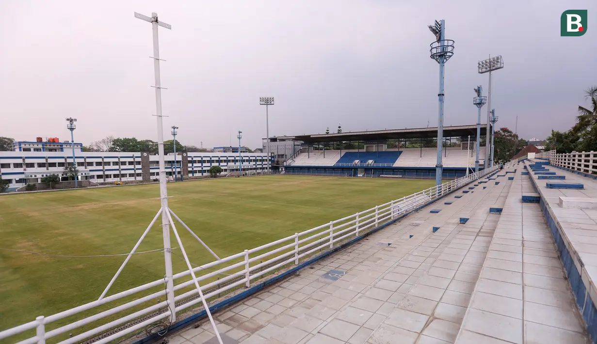 Tribune timur Stadion Sidolig yang terletak di Batununggal, Kota Bandung, Jawa Barat pada Sabtu (21/10/2023) WIB. Stadion ini terdapat empat tiang lampu stadion untuk mendukung latihan malam hari. (Bola.com/Bagaskara Lazuardi)