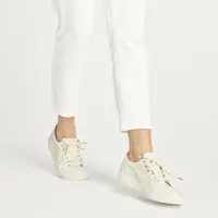 Ilustrasi sepatu putih (copyright Freepik)