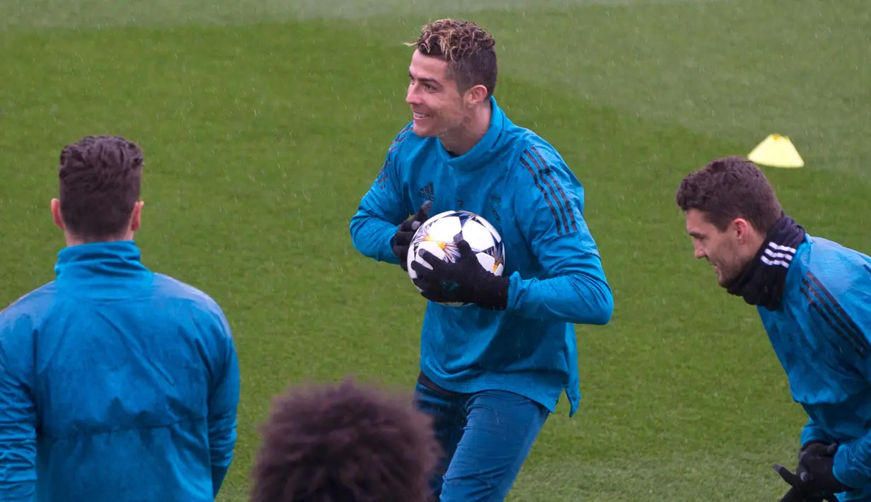 Penyerang Real Madrid, Cristiano Ronaldo berbincang dengan rekan-rekannya saat mengikuti sesi latihan di Madrid, Spanyol (10/4). Real Madrid akan bertanding melawan Juventus pada leg kedua perempat final Liga Champions. (AP Photo/Paul White)