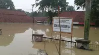 Banjir yang merendam salah satu sekolah dasar di Kecamatan Kedungwaringin, Kabupaten Bekasi, Jawa Barat, Senin (14/11/2016). (Liputan6.com/Fernando Purba)