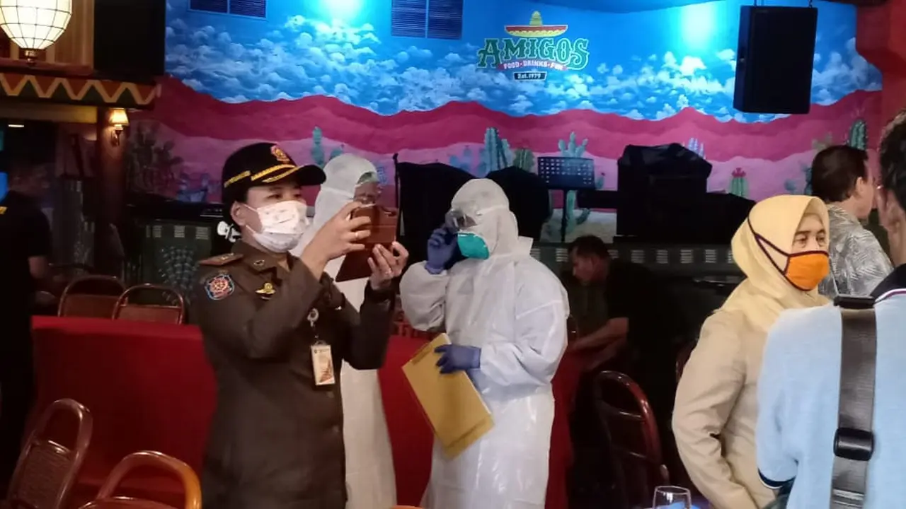 Petugas Dinkes DKI periksa karyawan Restoran Amigos Kemang