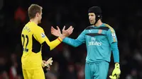 Kiper Liverpool, Simon Mignolet (kiri), dan kiper Arsenal, Petr Cech, sama-sama tangguh menjaga gawangnya. (Action Images via Reuters/Tony O'Brien)