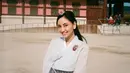 Perempuan kelahiran 14 Februari 1997 terlihat begitu anggun saat memakai hanbok, pakaian tradisional Korea. Pakaian tersebut ia pakai saat liburan di Korea Selatan. Gaya anggunya ini menuai pujian dari netizen. (Liputan6.com/IG/@valtifanka)