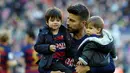 Gerard Pique bersama putranya, Milan dan Sasha, jelang melawan Real Sociedad dalam lanjutan La Liga Spanyol di Stadion Camp Nou, Barcelona, (28/11/2015). (AFP Photo/Lluis Gene)