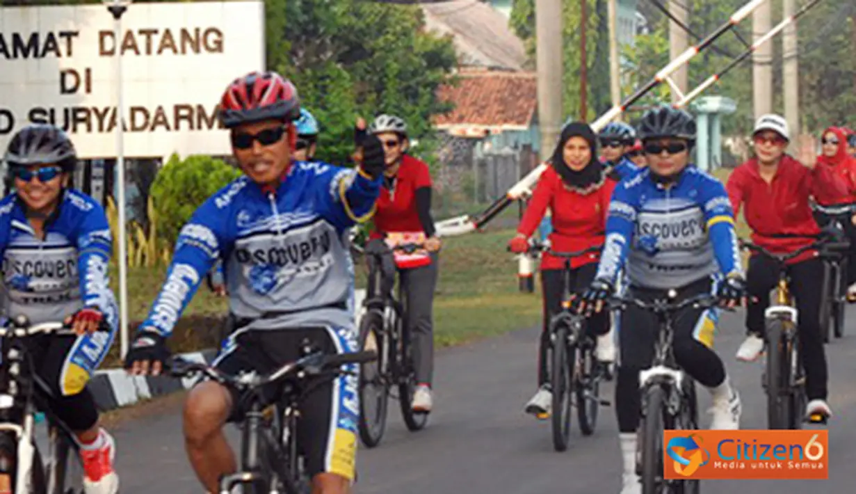 Citizen6, Subang: Kol Pnb Heraldy Dumex Dharma bersama Suryadarma Bicycle Team (SBT) melaksanakan sepeda gembira di wilayah sekitar Kalijati pada, Minggu (3/7). (Pengirim: Pentaksdm)
