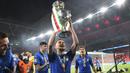 Jorginho. Gelandang Italia ini meraih trofi pemain terbaik Eropa pada musim 2020/2021 usai membawa Chelsea menjuarai Liga Champions dan Timnas Italia merebut trofi Euro 2020. Trofi Ballon d'Or 2021 diraih Lionel Messi usai mengungguli Robert Lewandowski dan dirinya. (AP/Pool/Andy Rain)