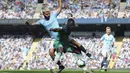 Striker Manchester City, Sergio Aguero, berebut bola dengan pemain Tottenham Hotspur, Davinson Sanchez, pada laga Premier League di Stadion Etihad, Sabtu (20/4). Manchester City menang 1-0 atas Tottenham Hotspur. (AP/Rui Vieira)