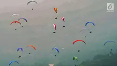 Atlet paralayang putri Indonesia saat mengikuti nomor cross county di kawasan Puncak, Bogor, Jawa Barat, Rabu (29/8). Indonesia mendapatkan dua perunggu di nomor croos country beregu putra dan putri. (Merdeka.com/Arie Basuki)