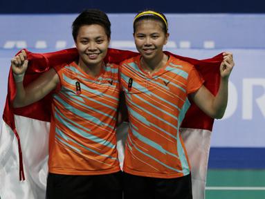 Ganda Indonesia, Greysia Polii / Apriyani Rahayu, melakukan selebrasi usai meraih emas pada final SEA Games 2019 di Muntinlupa Sports Complex, Manila, Senin (9/12). Pasangan Indonesia menang 21-3 dan 21-8 atas wakil Thailand. (Bola.com/M Iqbal Ichsan)