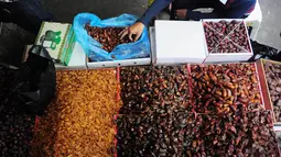 Beragam jenis kurma dijual para pedagang antara lain kurma mesir, kurma madinah, kurma mejol, kurma tangkai atau palm hingga kurma nabi atau kurma ajwa, Jakarta, Kamis (26/6/14). (Liputan6.com/Faizal Fanani) 