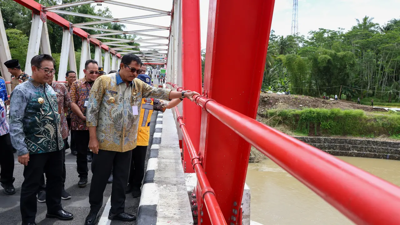 Antusias Masyarakat Saat PJ Gubernur Jateng Resmikan Jembatan Sucipto Suwigo Magelang