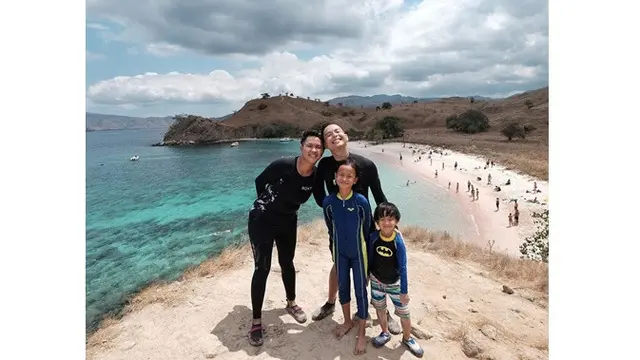 Rayakan Ulang Tahun ke-38, Ini 6 Momen Kebersamaan Ernest Prakasa dan Keluarga
