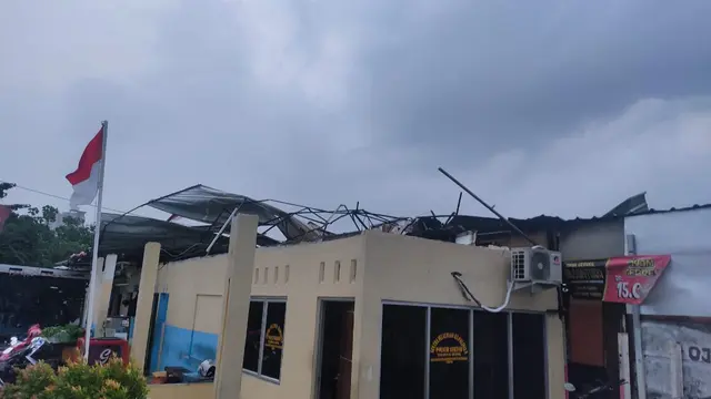 Atap Pospol di Terminal Terpadu Kota Depok mengalami kerusakan akibat terjangan angin kencang. (Liputan6.com/Dicky Agung Prihanto)