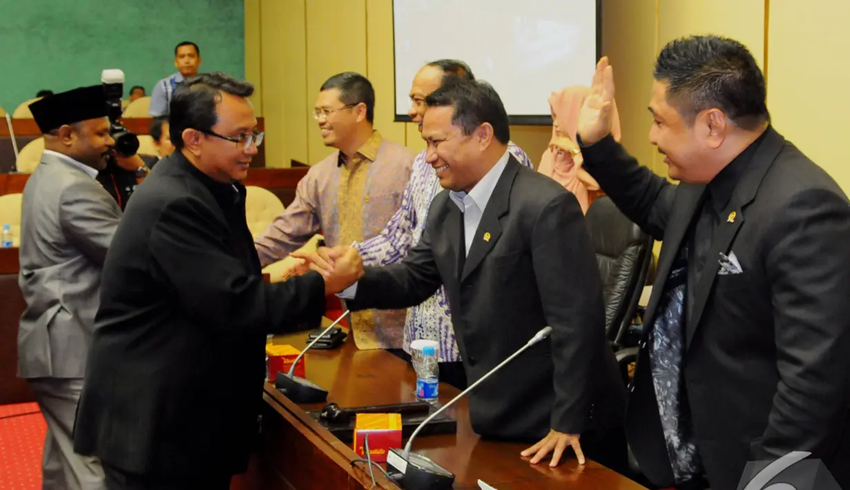 Sejumlah anggota Komisi V memberikan ucapan selamat kepada ketua dan wakil ketua Komisi V seusai rapat pemilihan ketua Komisi V di Ruang Rapat Komisi V, Komplek Parlemen, Senayan, Jakarta, Kamis (30/10/2014). (Liputan6.com/Andrian M Tunay)