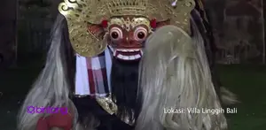 Villa Linggih Bali memberikan sentuhan yang berbeda dari penginapan yang lainnya. Mengusung tema yang serba Bali, seperti ini tari asal Bali di malam hari.