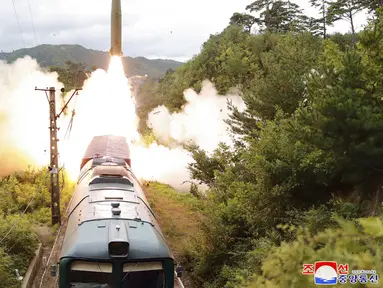Rudal diluncurkan dari kereta api saat uji coba di lokasi yang dirahasiakan Korea Utara pada 15 September 2021. Korea Utara mengatakan pihaknya berhasil meluncurkan rudal balistik dari kereta api untuk pertama kalinya. (Korean Central News Agency/Korea News Service via AP)