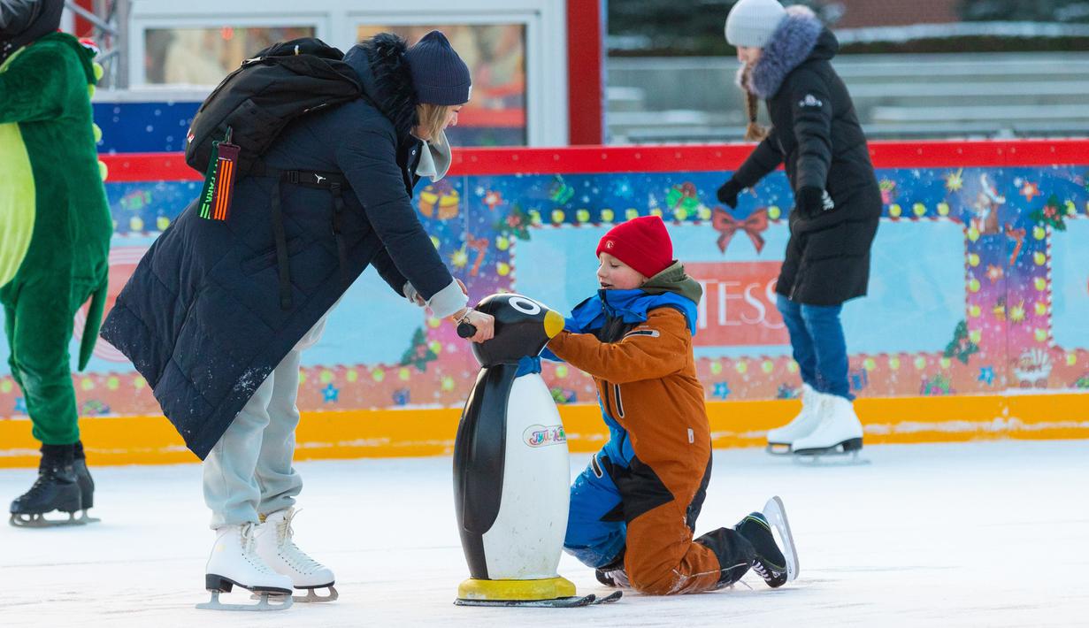 Orang-orang bermain skating di gelanggang es GUM di Lapangan Merah di Moskow, Rusia (2/12/2020). Gelanggang es di Lapangan Merah tersebut akan dibuka untuk umum hingga 1 Maret 2021. (Xinhua/Bai Xueqi)