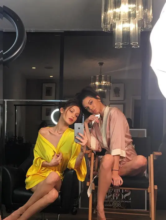 "Uang bisa membuatmu miliki wajah baru namun bukan sikap yang dua orang ini butuhkan," lanjut netizen. (instagram/bellahadid)