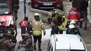 Puing-puing dari helikopter militer yang jatuh berserakan di tanah di lingkungan perumahan di Istanbul, Turki, Senin (26/11). Penyebab kecelakaan helikopter yang menewaskan empat dari lima tentara di dalamnya itu belum diketahui. (AP/Emrah Gurel)
