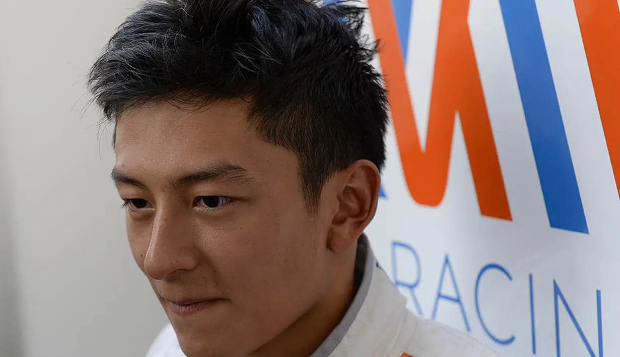 Dengan seksama Rio Haryanto mendengarkan pertanyaan yang dilontarkan media kepada dirinya saat jumpa pers di Sirkuit Catalunya, Spanyol. (AFP/Josep Lago)