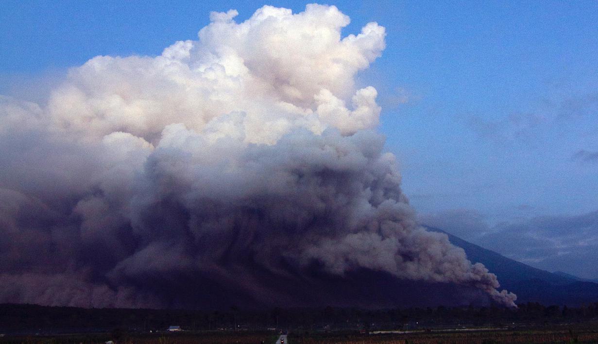 Gunung Semeru Erupsi Muntahkan Abu Vulkanik Setinggi Meter Foto Liputan Com