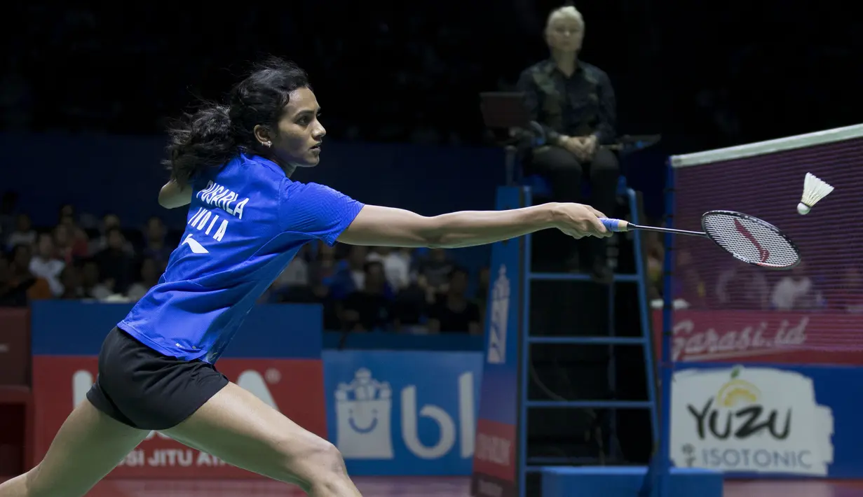 Tunggal putri Jepang, Akane Yamaguchi, berhasil mengalahkan Pusarla Sindhu pada Indonesia Open 2019 di Istora Senayan, Minggu (21/7). Akane menang 21-16 dan 21-18 dari Pusarla. (Bola.com/Peksi Cahyo)