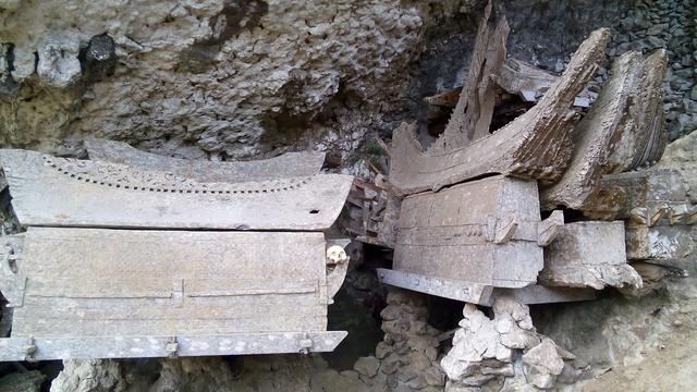 Melongok Eksotika Kuburan Batu Kete Kesu di Toraja Utara 