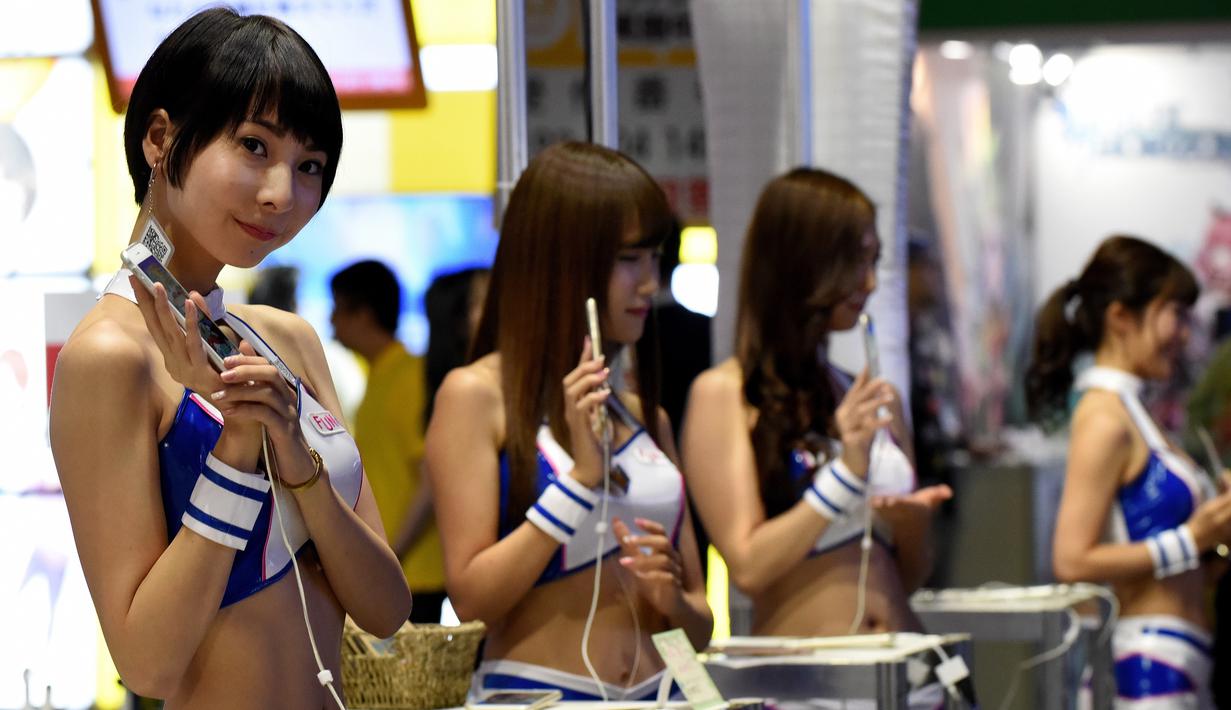 Para model mengenakan kostum karakter video game untuk mempromosikan produk di Tokyo Game Show 2016, Chiba, Tokyo, Jepang, (15/9). Tokyo Game Show adalah acara tahunan bagi para pembuat dan pengembang video-game di Jepang. (AFP PHOTO / Toru Yamanaka)