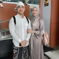 Penampilan Erina Gudono Saat Umrah Bersama Kaesang. [@erinagudono]