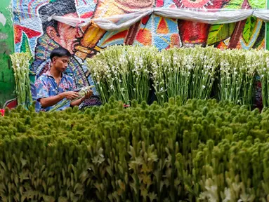 Pedagang menata bunga sedap malam di Pasar Bunga Rawa Belong, Jakarta Barat, Kamis (20/4/2023). Jelang perayaan Idul Fitri 1444 H, bunga sedap malam banyak diburu masyarakat sebagai hiasan saat merayakan Lebaran. (Liputan6.com/Angga Yuniar)