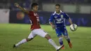 Pemain Persib, Tantan (kanan), berusaha melewati pemain Bali United dalam laga persahabatan di Stadion Siliwangi, Bandung, Sabtu (13/2/2016). (Bola.com/Vitalis Yogi Trisna) 