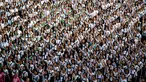 Ribuan siswa St. Scholastica College mengacungkan jari telunjuk "nomor satu" saat menari massal dalam aksi One Billion Rising di Filipina, Senin (15/2). Gerakan ini bentuk kampanye untuk menghentikan kekerasan terhadap perempuan. (AFP PHOTO/Noel CELIS)